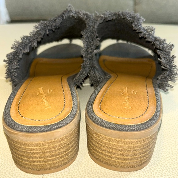 Universal Threads Slide/Sandals/Slip On Women's Size 8 Charcoal Denim Frayed - Picture 5 of 10